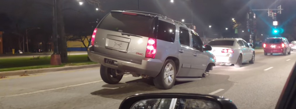 Внедорожник гонит по шоссе на трех колесах (видео)