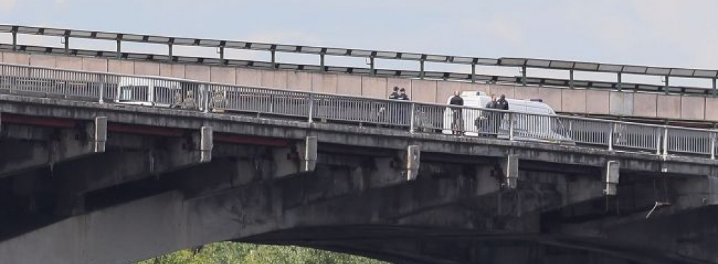 Неизвестный угрожал взорвать мост Метро в Киеве