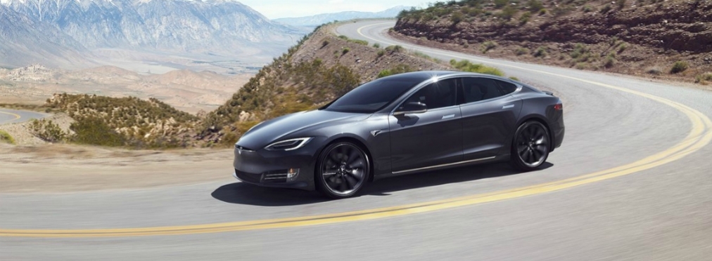 Электрокар Tesla пролетел 30 метров после превышения скорости