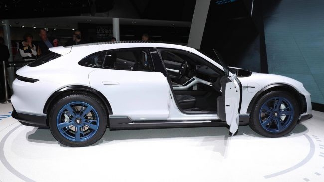 Porsche разрабатывает концепт Cross Turismo E