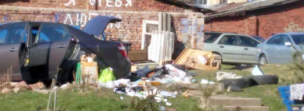 Белорус «под завязку» забил свой автомобиль мусором