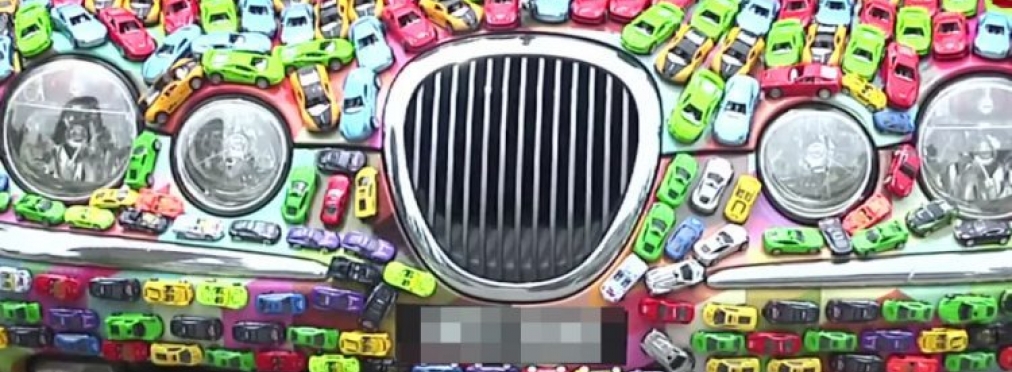 Малайзиец обклеил Jaguar S-Type игрушечными машинками