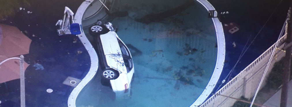 Toyota «припарковалась» в детском бассейне