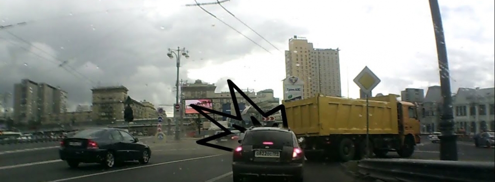 В России колесо КамАЗа взорвалось прямо перед «ГАИшником»