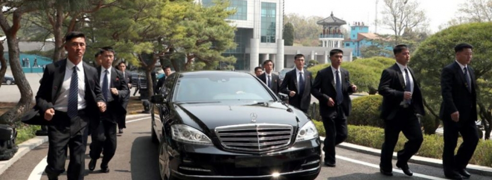 12 человек бегут за машиной: как охраняют лидера КНДР