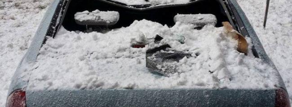 В Украине снежная глыба разбила автомобиль