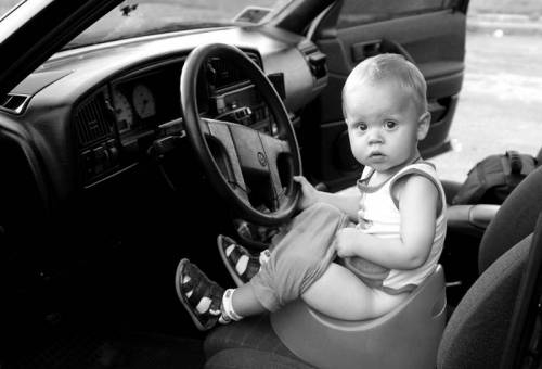 Отец позволил младенцу управлять автомобилем на большой скорости