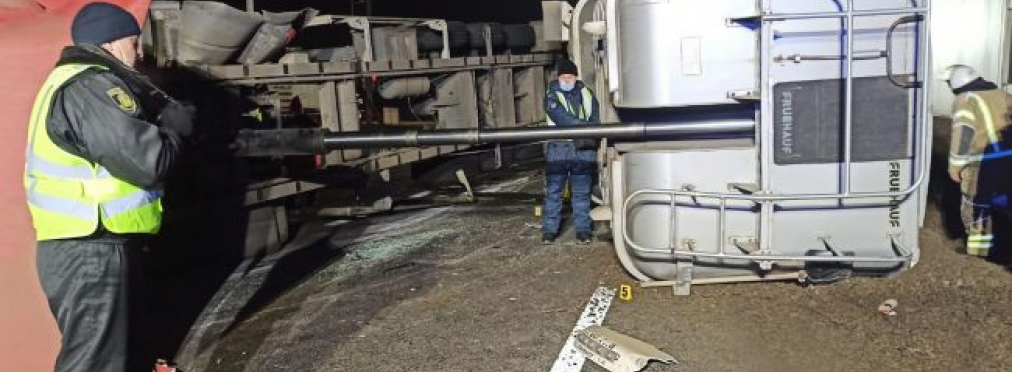 В Харькове произошло масштабное ДТП: грузовик раздавил легковой автомобиль