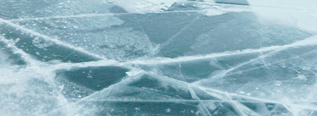 В России сразу три десятка автомобилей ушли под лед