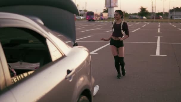 Странный тренд: девушки выходят из автомобилей и танцуют тверк