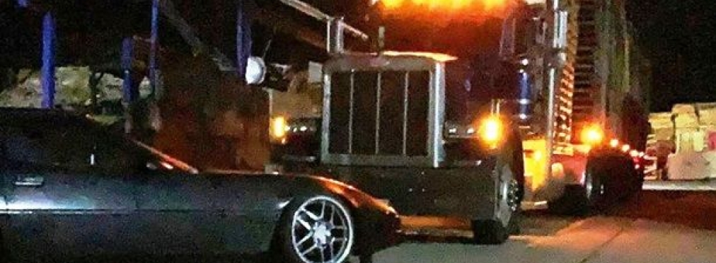 Дрифтер-любитель проехал на Chevrolet Cotvette под грузовиком (Видео)
