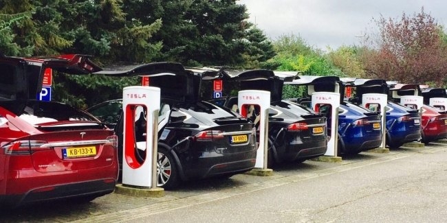 Tesla запретила электромобилям заряжаться «до полного бака» на станциях Supercharger