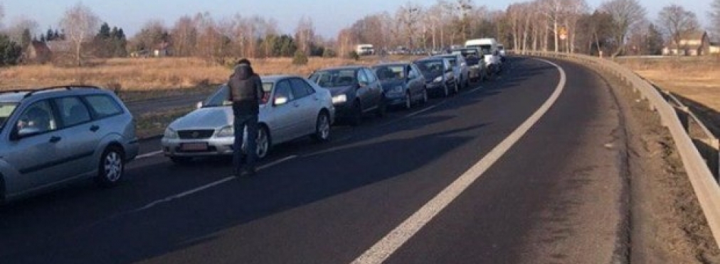 Украинцы повлияли на рост цен на авто в Литве и очереди на границе