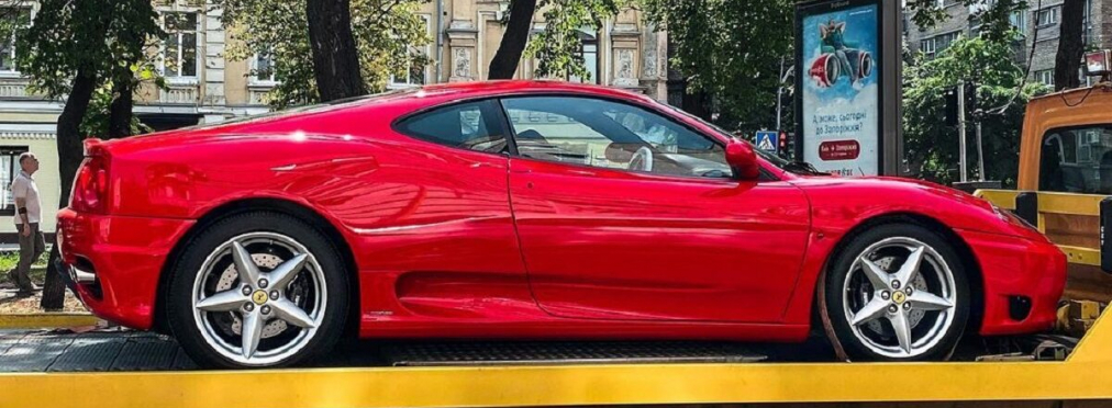 В Киеве замечен классический суперкар Ferrari на эвакуаторе