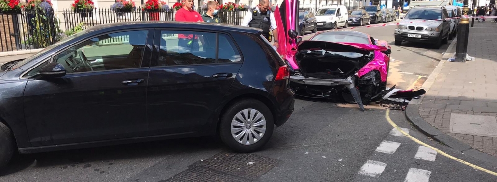 Гламурное ДТП: розовый McLaren разбили о Volkswagen Golf