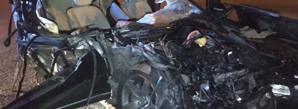 Уснул за рулем: Водитель Mercedes разбил машину вдребезги после столкновения с грузовиком
