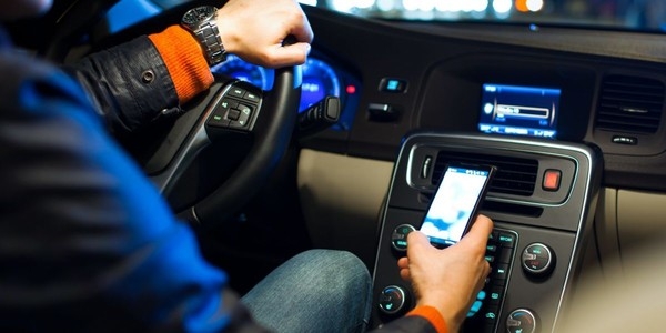 Как Chevrolet борется с использованием смартфонов за рулем