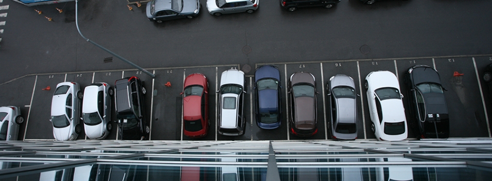 Роковая парковка, где постоянно автомобили падают «с обрыва»