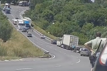 Три грузовика заблокировали международную трассу