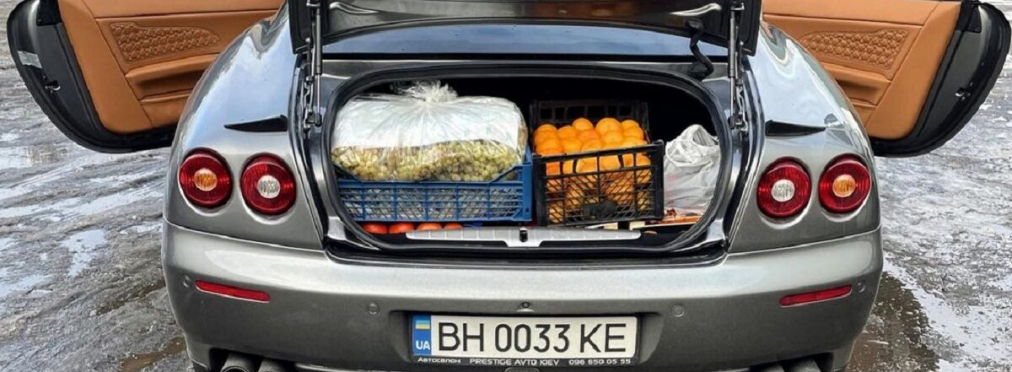 Украинец загрузил Ferrari ящиками с фруктами (фото)
