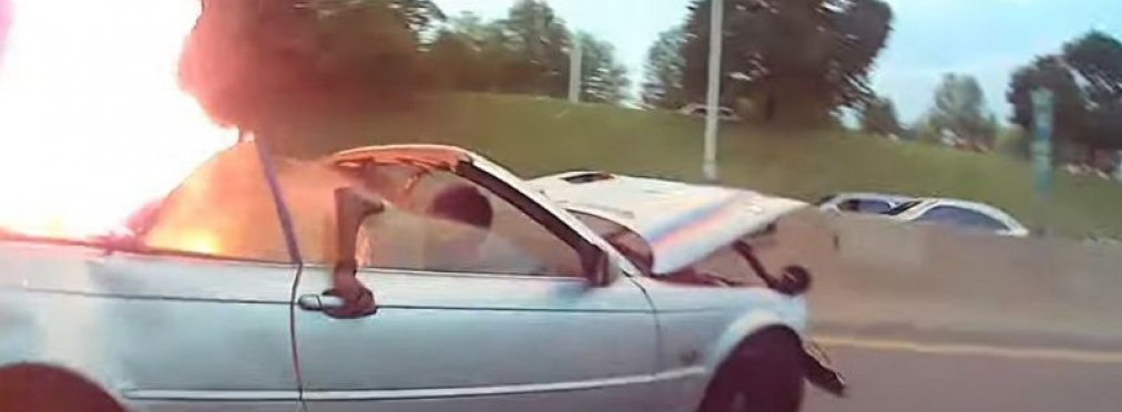 Служба и опасна и трудна: полицейский вытащил мужчину из горящего автомобиля (видео) 