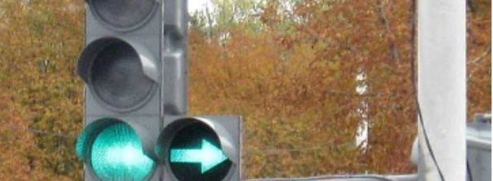 Зеленая стрелка или дополнительная секция светофора: когда поворачивать и кого пропускать по ПДД