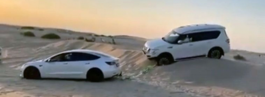 Электрокар Tesla Model 3 вытащил из песка внедорожник Nissan Patrol (видео)
