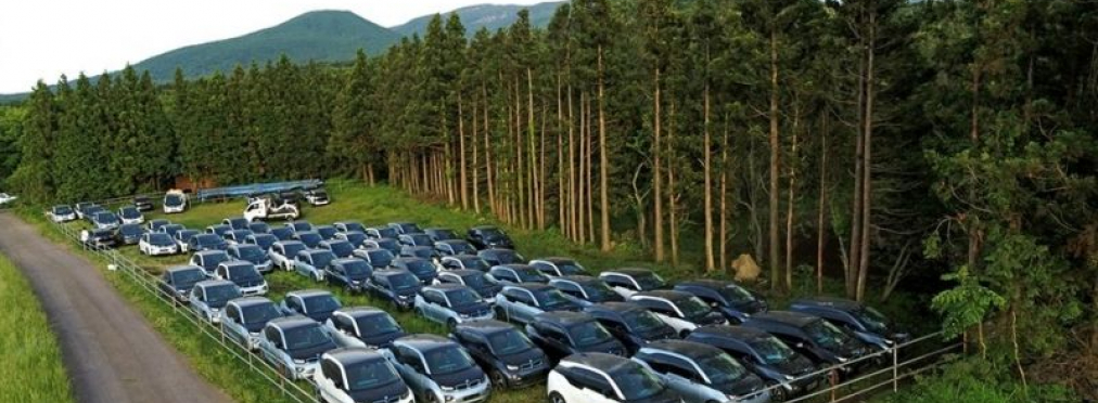 Сотня новых электрокаров  BMW гниет под открытым небом