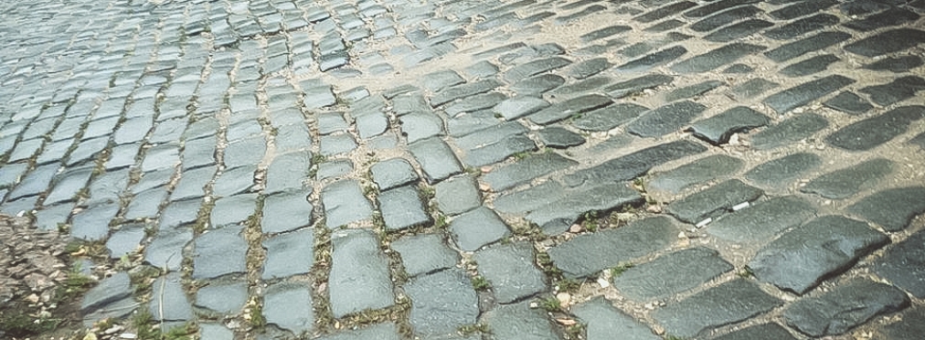 Ноу-хау по-львовски: коммунальщики «нарисовали» брусчатку на тротуаре