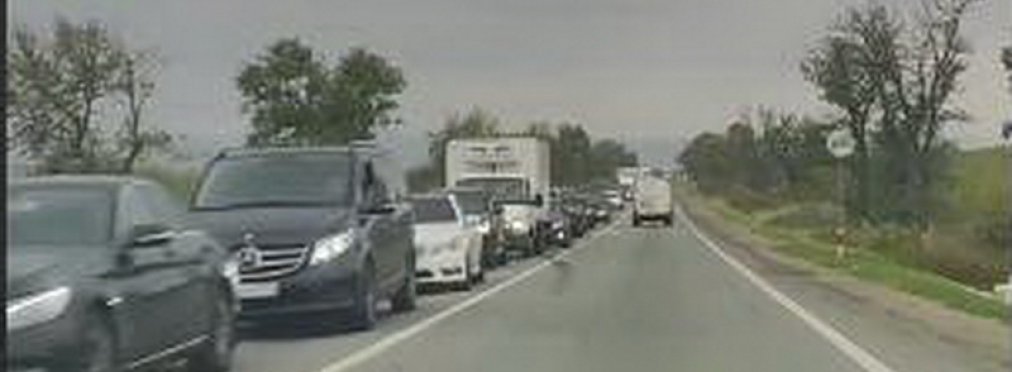 Россияне бегут от мобилизации: за сутки на границе с Грузией образовалась очередь из 2,3 тысяч автомобилей 