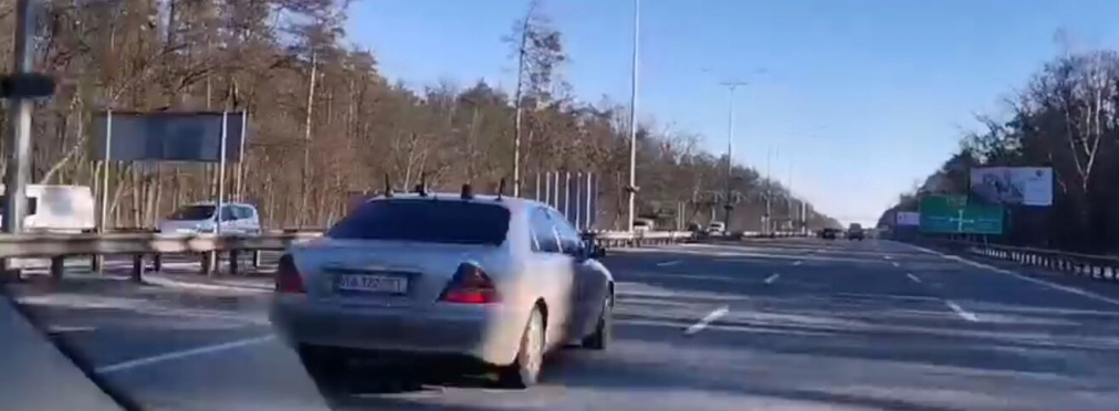 На дорогах в Украине заметили очень странный «шпионский» автомобиль