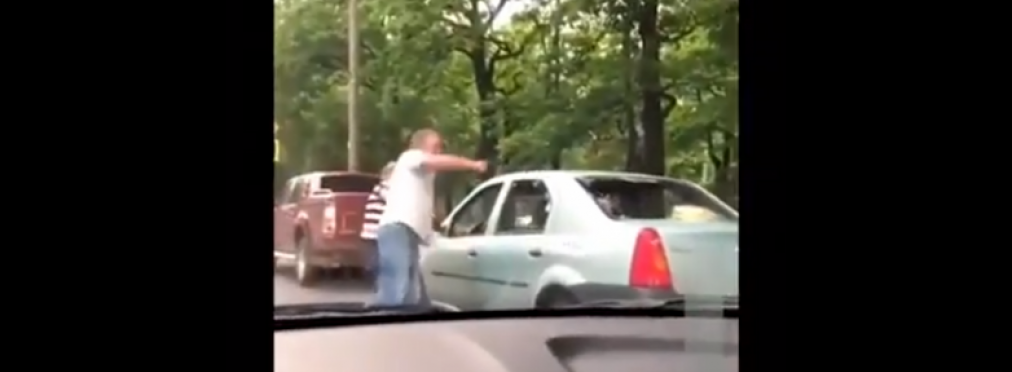 До слёз смешную потасовку двух водителей сняли на видео