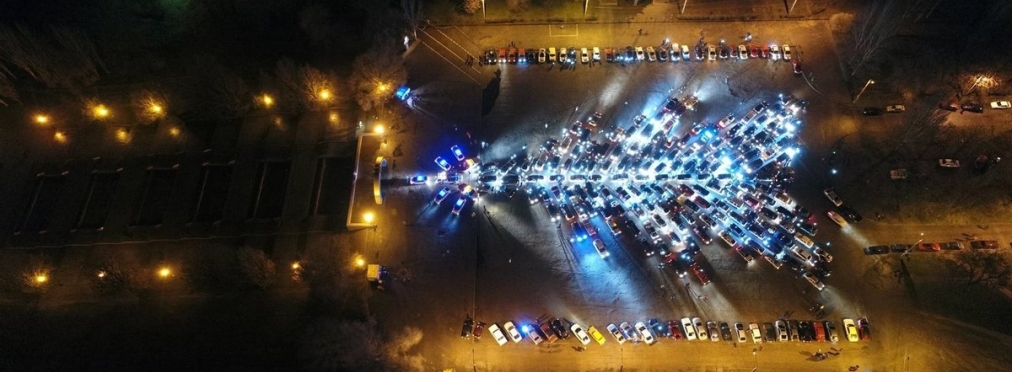 В Харькове выстроили рекордную автоелку - более 1тыс. машин