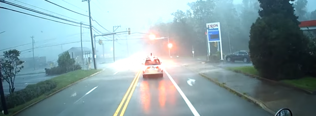 Сеть всколыхнуло видео: во время торнадо перевернулся грузовик 