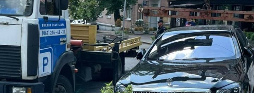 В Киеве эвакуатор забрал на штрафплощадку роскошный Maybach