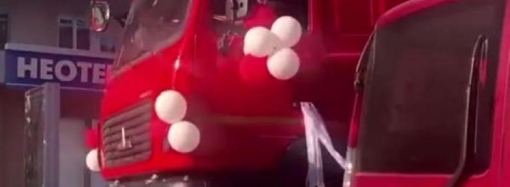 В Киеве заметили необычный свадебный кортеж из грузовиков (видео)
