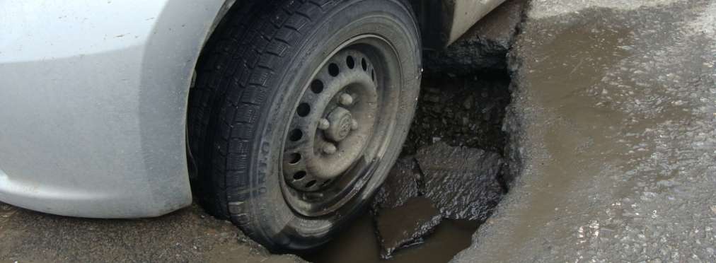 Что происходит, когда колесо автомобиля попадает в глубокую яму