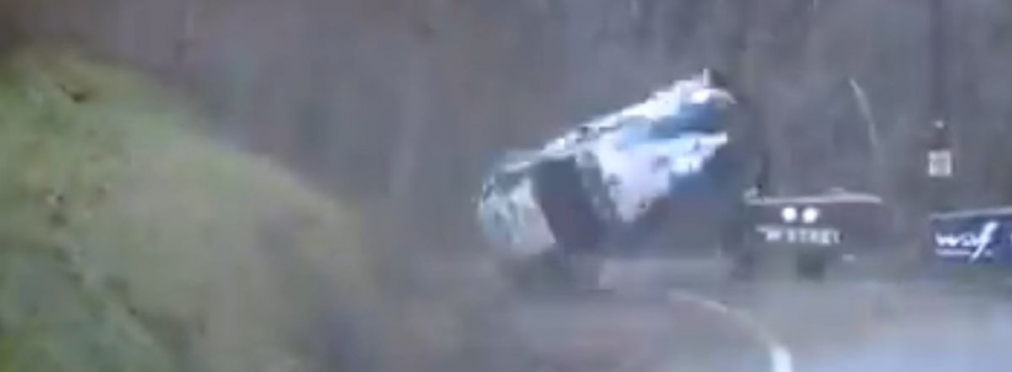 Чудовищная авария на ралли Монте-Карло: машина врезалась в холм и сорвалась в пропасть