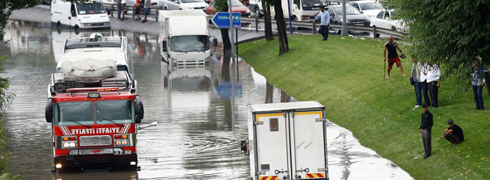 В Стамбуле из-за ливня дороги «ушли под воду»