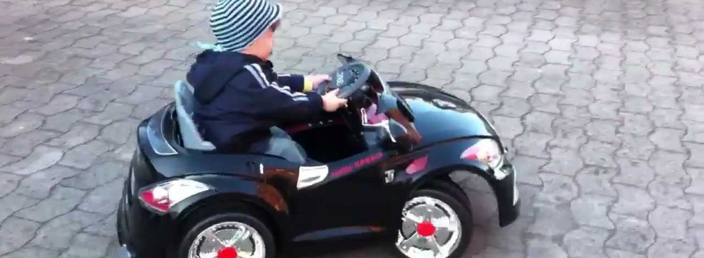 Маленький мальчик на игрушечной машине оказался на оживленной дороге
