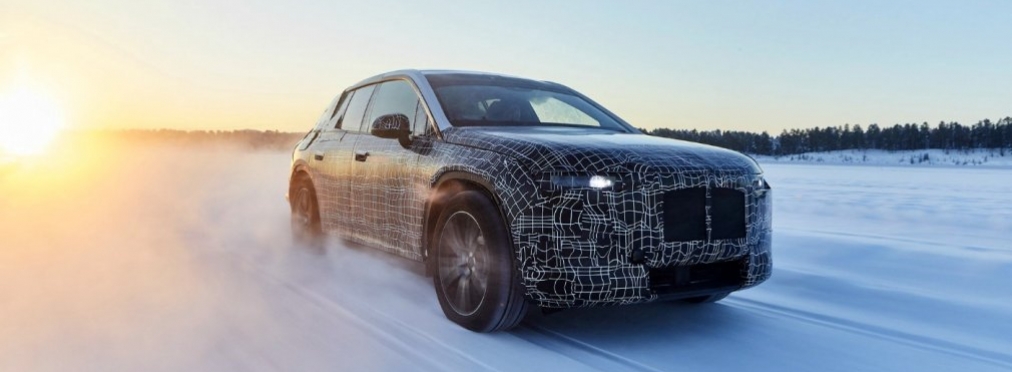BMW рассказала о зимних испытаниях электрического кроссовера iNext