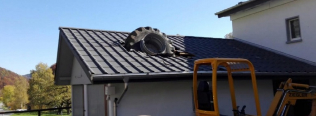 Огромное колесо от трактора проломило крышу жилого дома