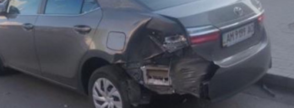 Неизвестный разбил сразу пять автомобилей на парковке в Киеве