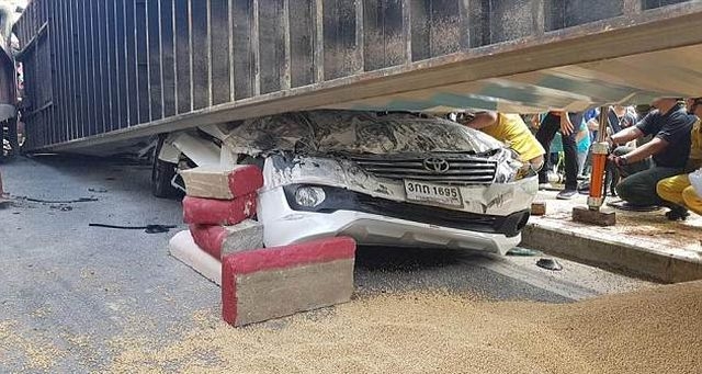 Водитель выжил в полностью расплющенном автомобиле