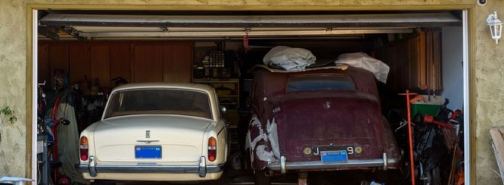 В заброшенном гараже нашли коллекцию раритетных автомобилей