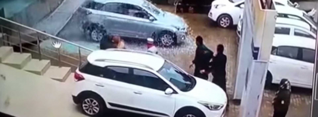 Эпичное видео о том, как из окна автосалона вылетел Hyundai