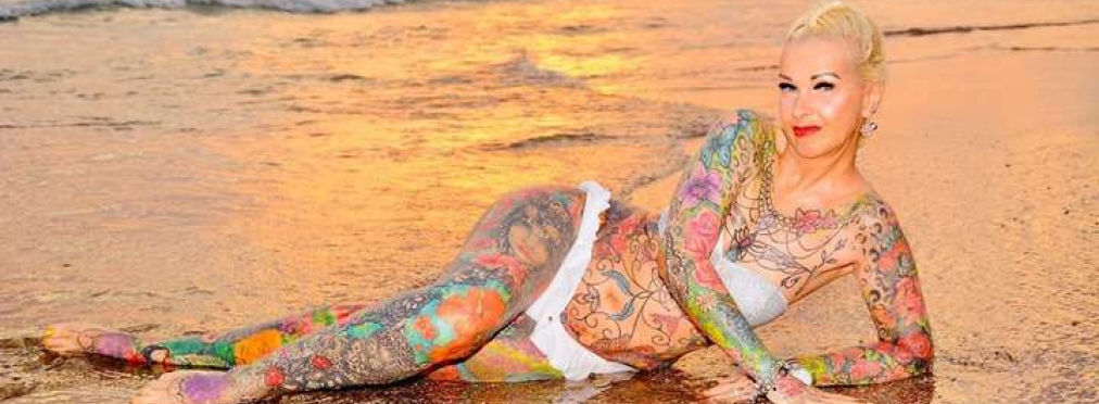 55-летняя водитель такси покрыла все тело татуировками и мгновенно прославилась