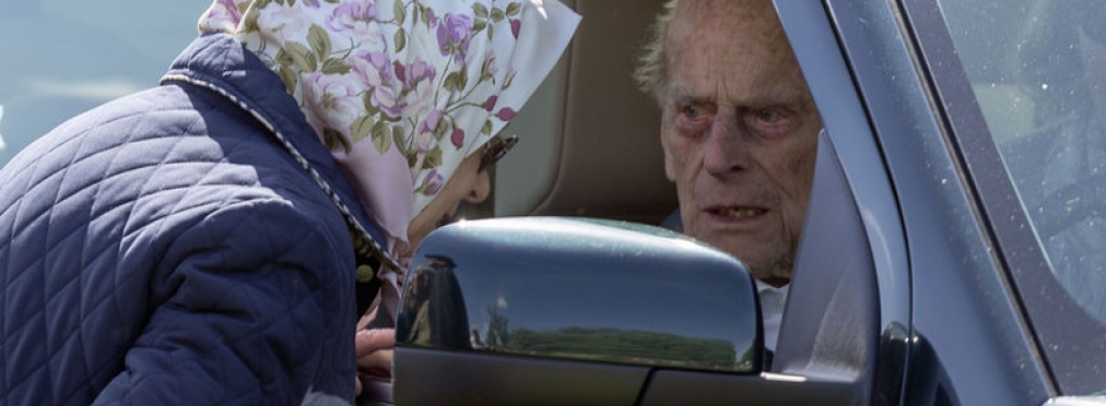 Муж королевы Великобритании перевернулся на машине