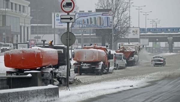 Как водители мешают уборке снега на дорогах городов