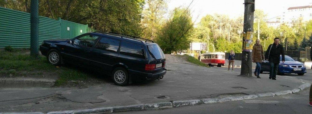 Украинские нарушители правил парковки будут получать штрафы «под стекло»